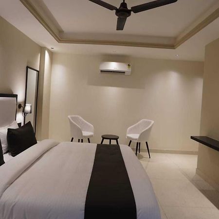 Hotel King Plaza Near Delhi Airport New Delhi Exteriör bild